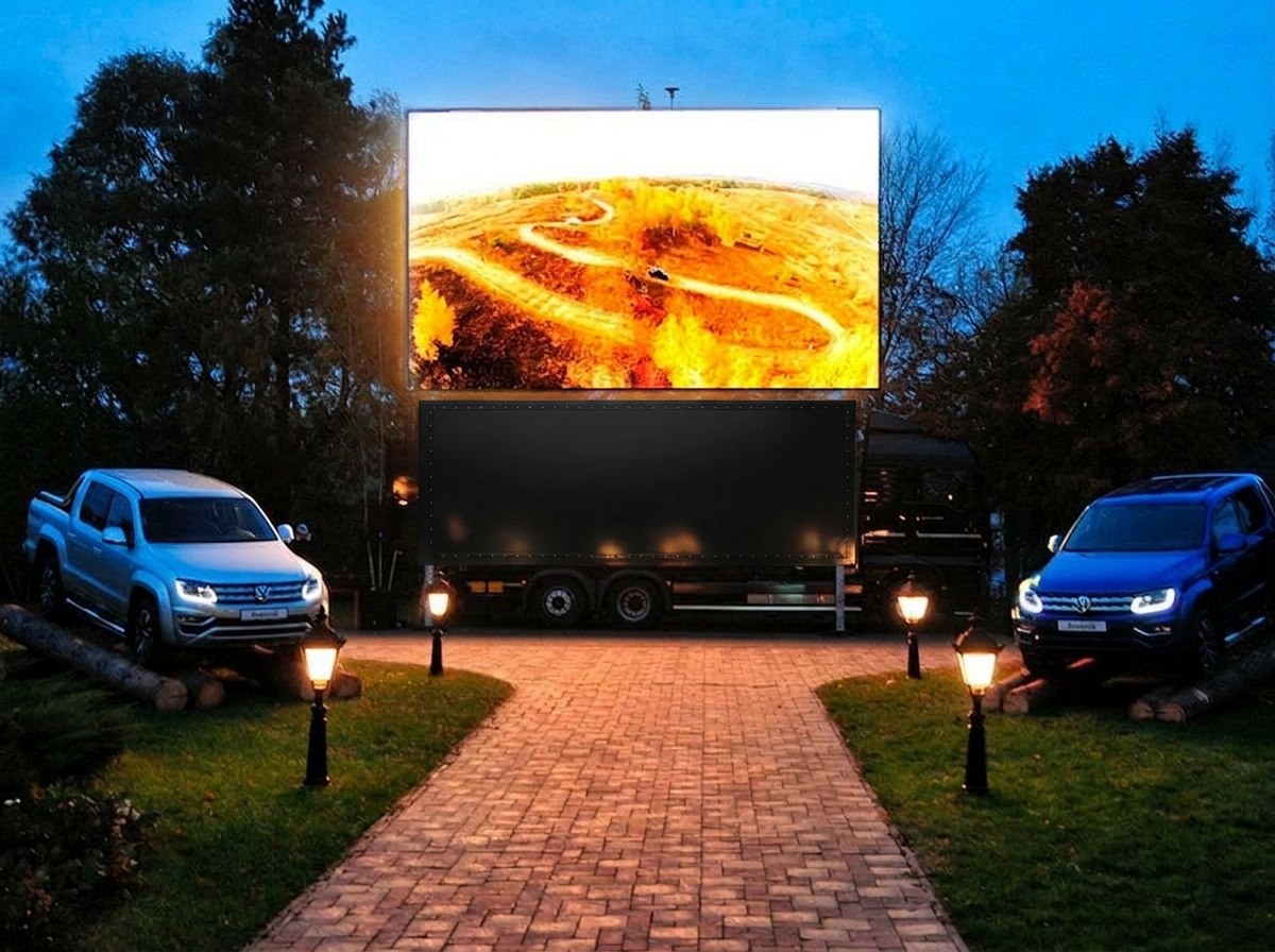 Mobile LED Wall Truck bei Nacht